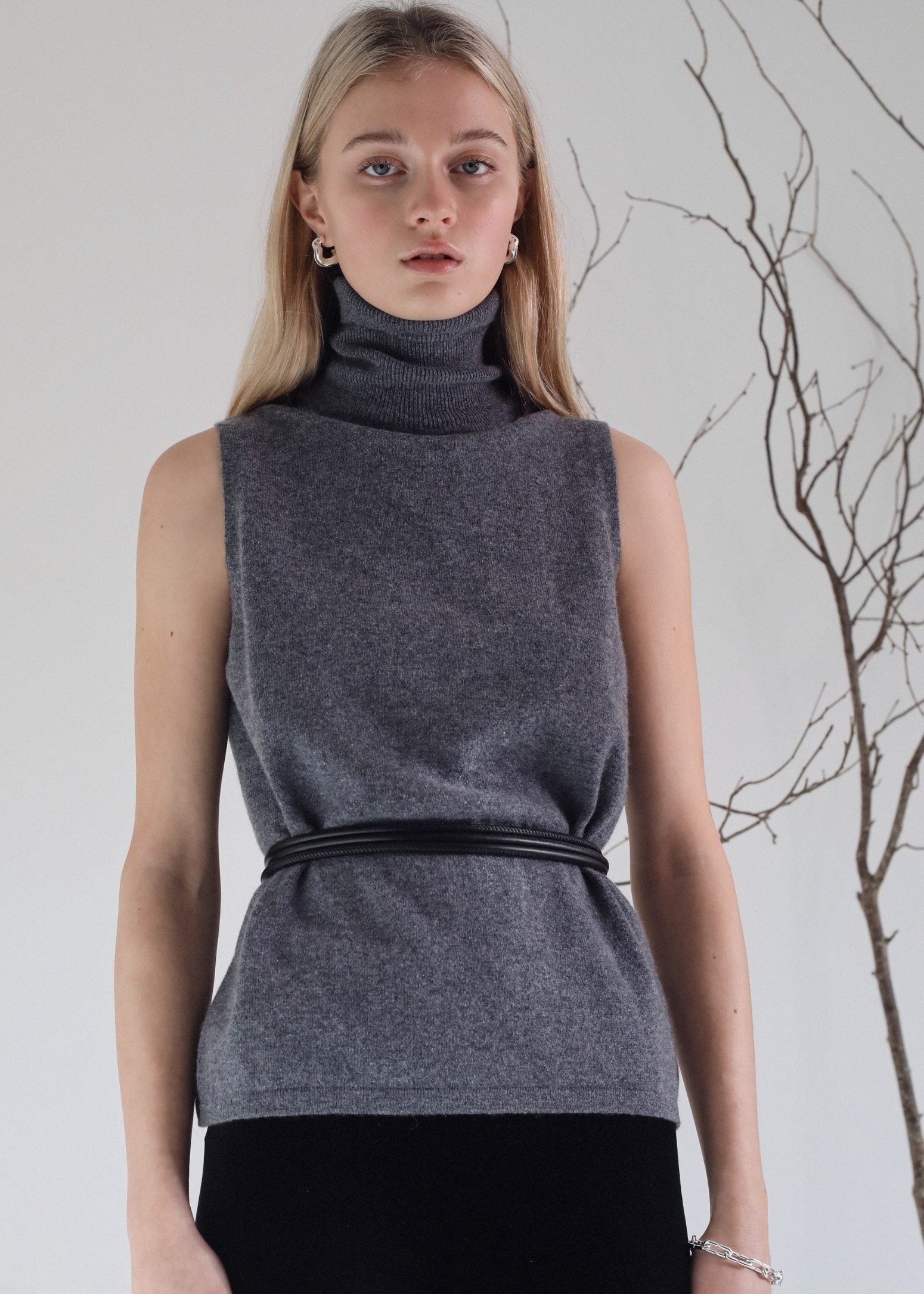Raven Cashmere Turtleneck in Smog